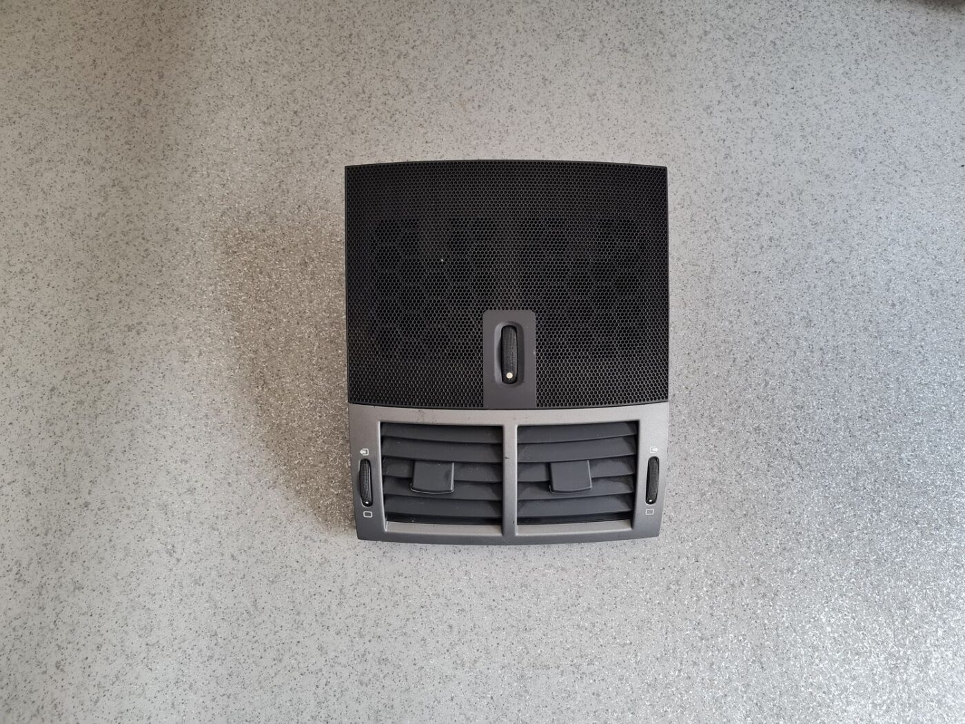 Mērinstrumentu paneļa gaisa vads, centrā priekš PEUGEOT 407 2004