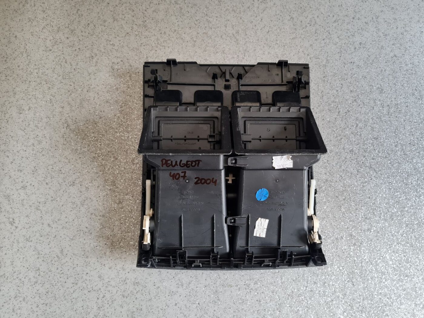 Mērinstrumentu paneļa gaisa vads, centrā priekš PEUGEOT 407 2004