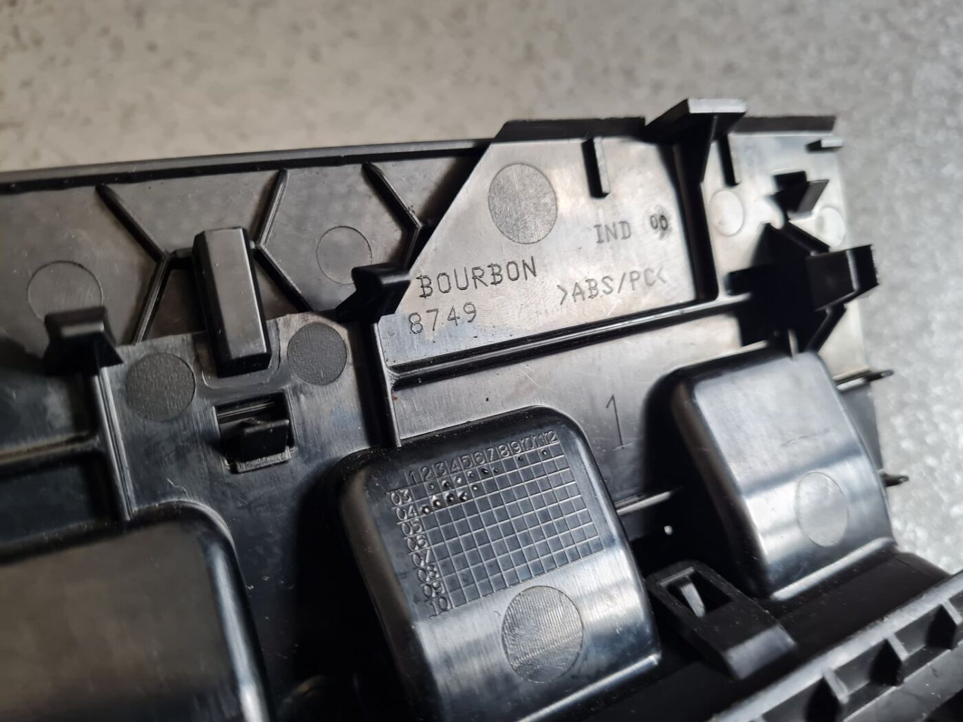 Mērinstrumentu paneļa gaisa vads, centrā priekš PEUGEOT 407 2004