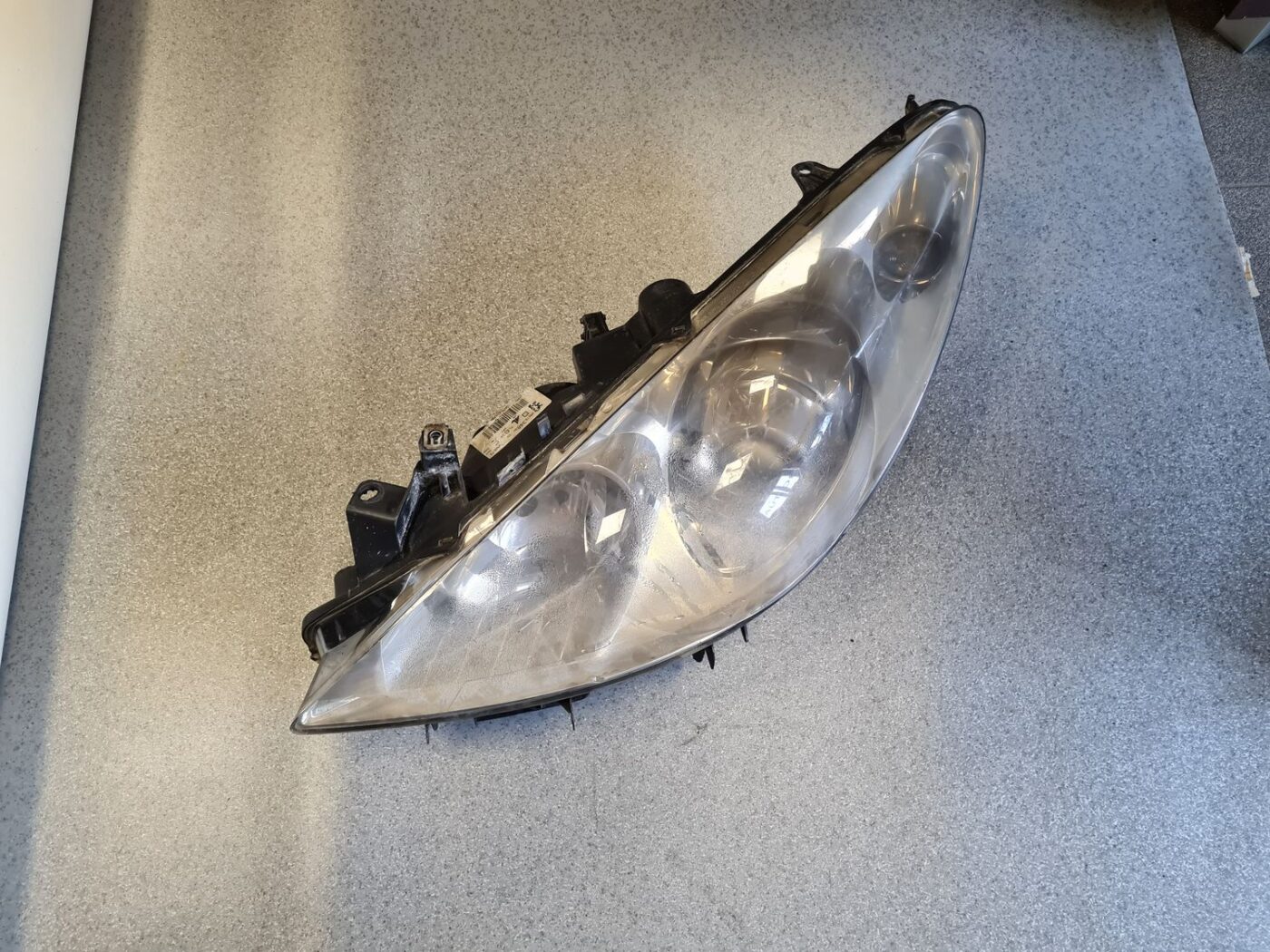 Priekšējais kreisais lukturis priekš PEUGEOT 307 2007 1 Priekšējais kreisais lukturis priekš PEUGEOT 307 2007