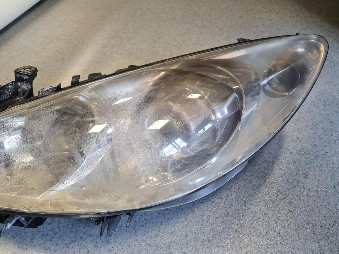 Priekšējais kreisais lukturis priekš PEUGEOT 307 2007 16 Priekšējais kreisais lukturis priekš PEUGEOT 307 2007