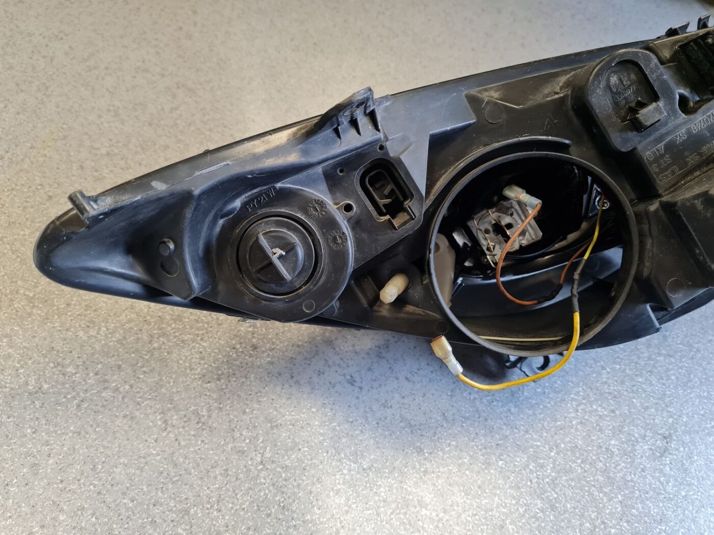 Priekšējais kreisais lukturis priekš PEUGEOT 307 2007 8 Priekšējais kreisais lukturis priekš PEUGEOT 307 2007