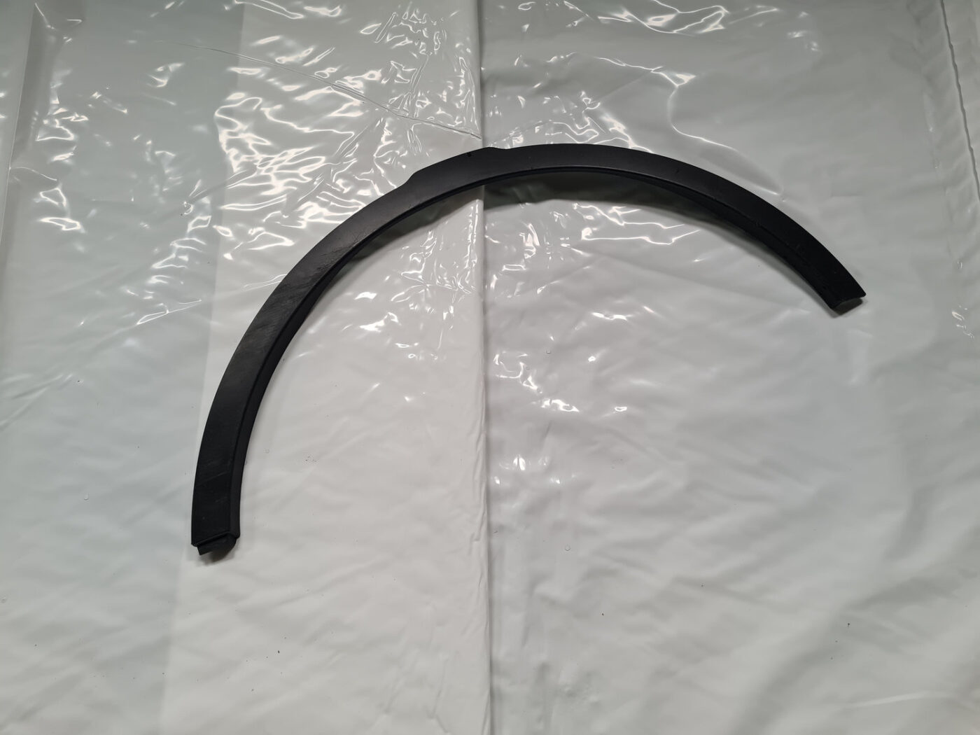 Priekšēja spārna uzlika (moldings) priekš LAND ROVER EVOQUE 2012-2019 1 Priekšēja spārna uzlika (moldings) priekš LAND ROVER EVOQUE 2012-2019