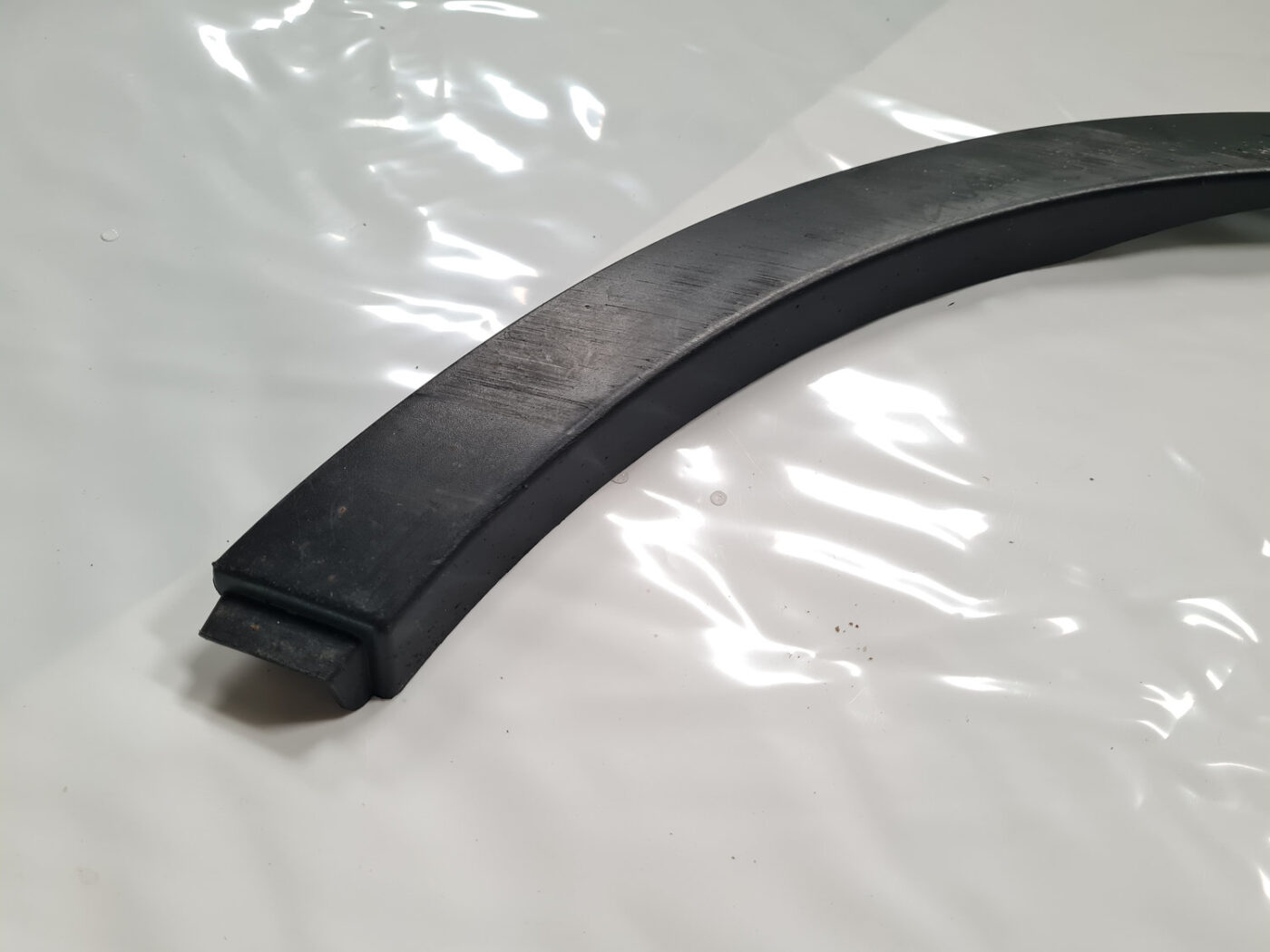 Priekšēja spārna uzlika (moldings) priekš LAND ROVER EVOQUE 2012-2019 2 Priekšēja spārna uzlika (moldings) priekš LAND ROVER EVOQUE 2012-2019