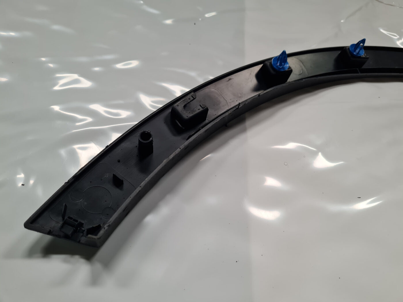 Priekšēja spārna uzlika (moldings) priekš LAND ROVER EVOQUE 2012-2019 7 Priekšēja spārna uzlika (moldings) priekš LAND ROVER EVOQUE 2012-2019