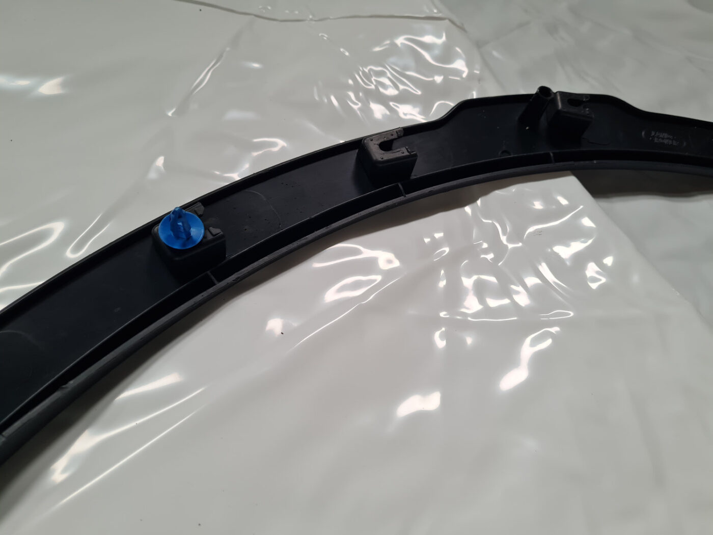 Priekšēja spārna uzlika (moldings) priekš LAND ROVER EVOQUE 2012-2019 6 Priekšēja spārna uzlika (moldings) priekš LAND ROVER EVOQUE 2012-2019