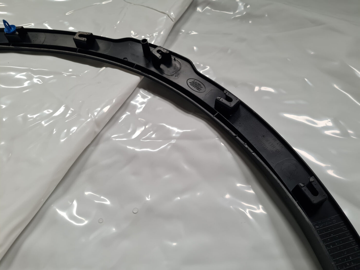 Priekšēja spārna uzlika (moldings) priekš LAND ROVER EVOQUE 2012-2019 5 Priekšēja spārna uzlika (moldings) priekš LAND ROVER EVOQUE 2012-2019