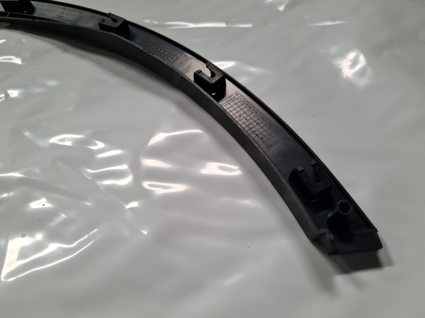 Priekšēja spārna uzlika (moldings) priekš LAND ROVER EVOQUE 2012-2019 4 Priekšēja spārna uzlika (moldings) priekš LAND ROVER EVOQUE 2012-2019