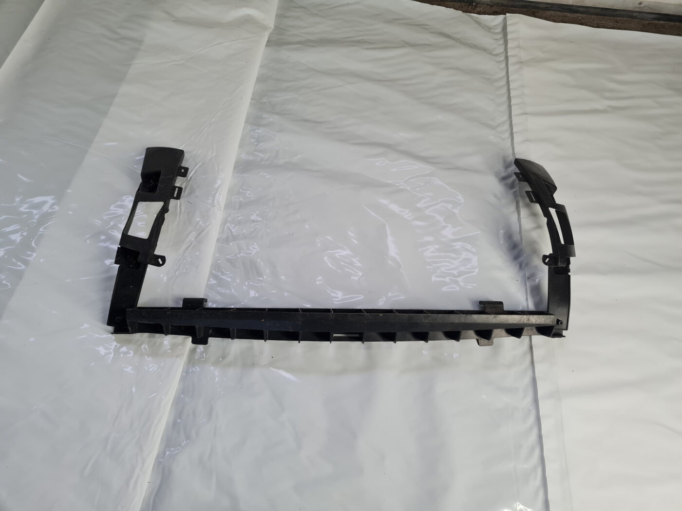 Priekšēja bufera kronšteins priekš PEUGEOT 407 2004 1 Priekšēja bufera kronšteins priekš PEUGEOT 407 2004