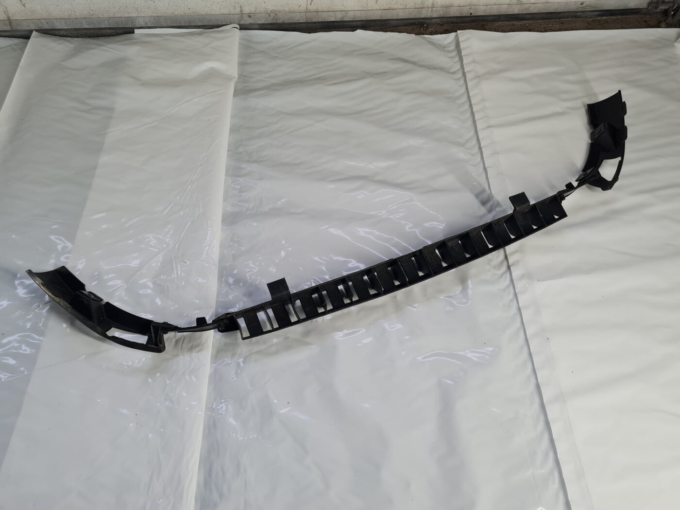 Priekšēja bufera kronšteins priekš PEUGEOT 407 2004 2 Priekšēja bufera kronšteins priekš PEUGEOT 407 2004