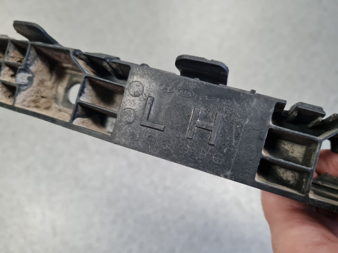 Aizmugurējā spārna un bufera stiprinājums priekš HYUNDAI I30 2012