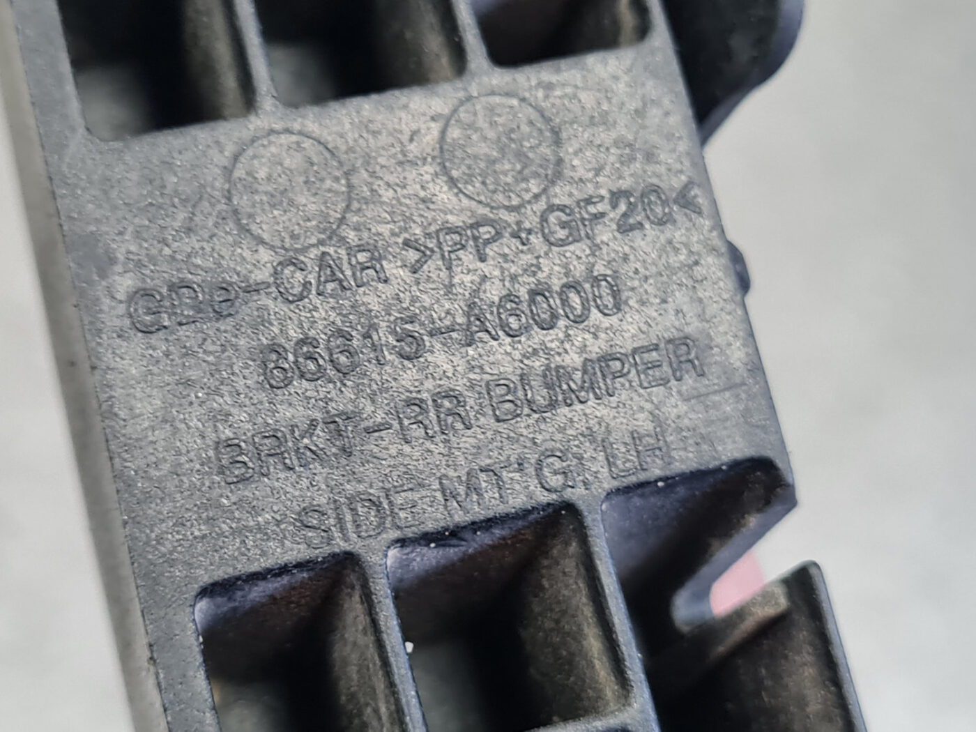 Aizmugurējā spārna un bufera stiprinājums priekš HYUNDAI I30 2012