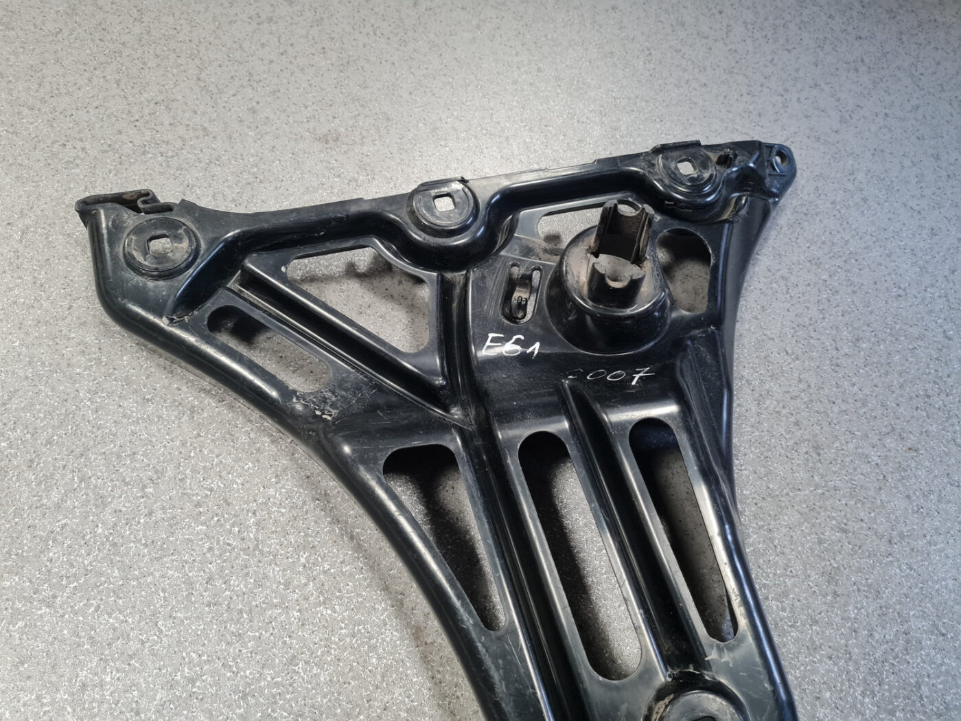 Aizmugurējā spārna un bufera stiprinājums priekš BMW 525D E61 2007 TOURING BLACK