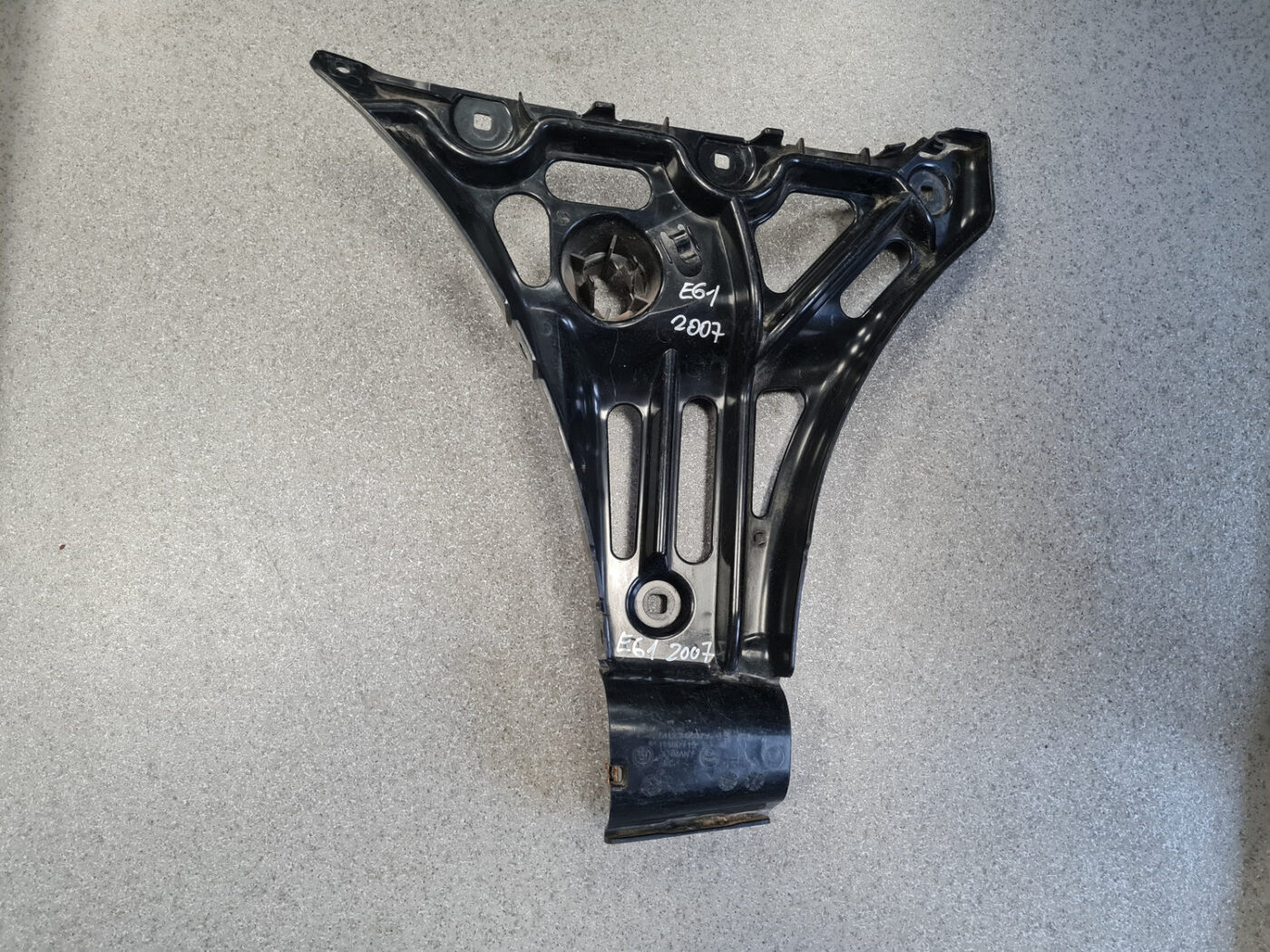 Aizmugurējā spārna un bufera stiprinājums priekš BMW 525D E61 2007 TOURING BLACK