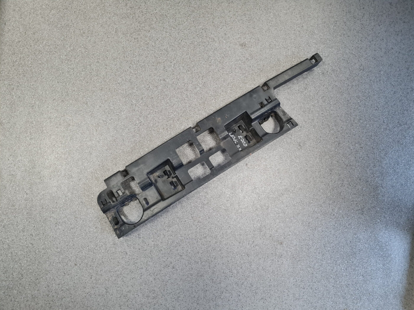 Aizmugurējā spārna un bufera stiprinājums priekš RANGE ROVER SPORT 2007