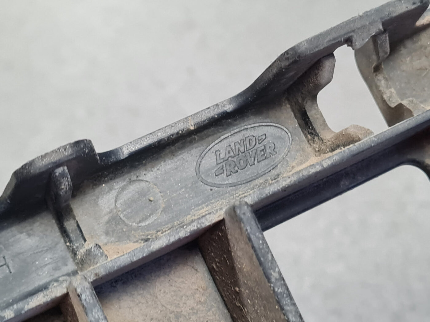 Aizmugurējā spārna un bufera stiprinājums priekš RANGE ROVER SPORT 2007