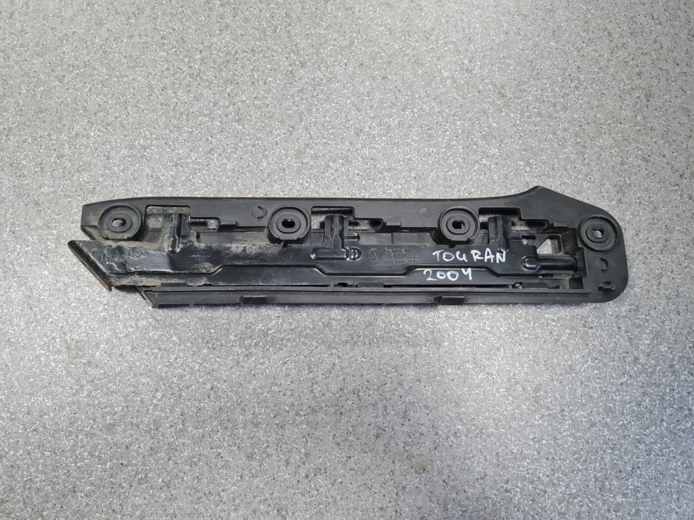 Priekšēja bufera kronšteins priekš VW TOURAN 2005 2 Priekšēja bufera kronšteins priekš VW TOURAN 2005