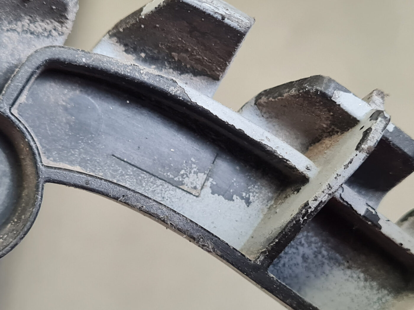 Aizmugurējā spārna un bufera stiprinājums priekš ŠKODA FABIA 2008 4 Aizmugurējā spārna un bufera stiprinājums priekš ŠKODA FABIA 2008