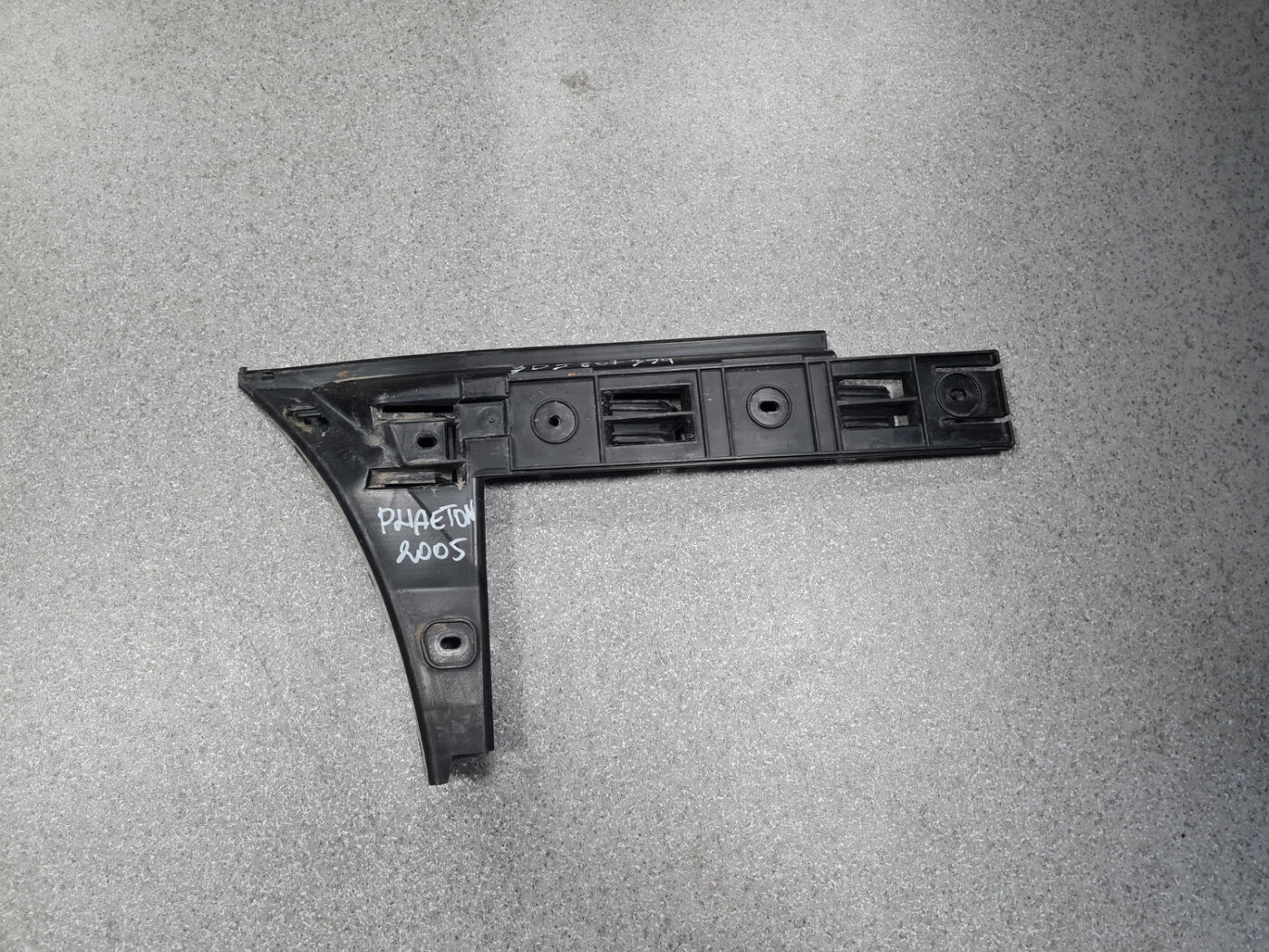 Aizmugurējā spārna un bufera stiprinājums priekš VW PHAETON 2005