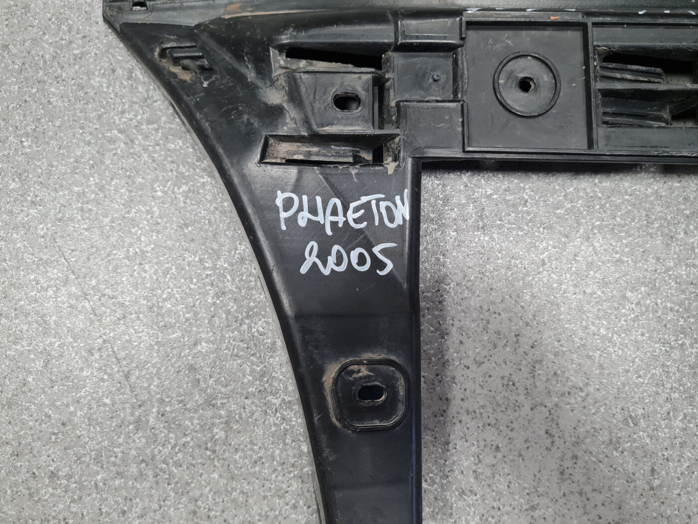 Aizmugurējā spārna un bufera stiprinājums priekš VW PHAETON 2005