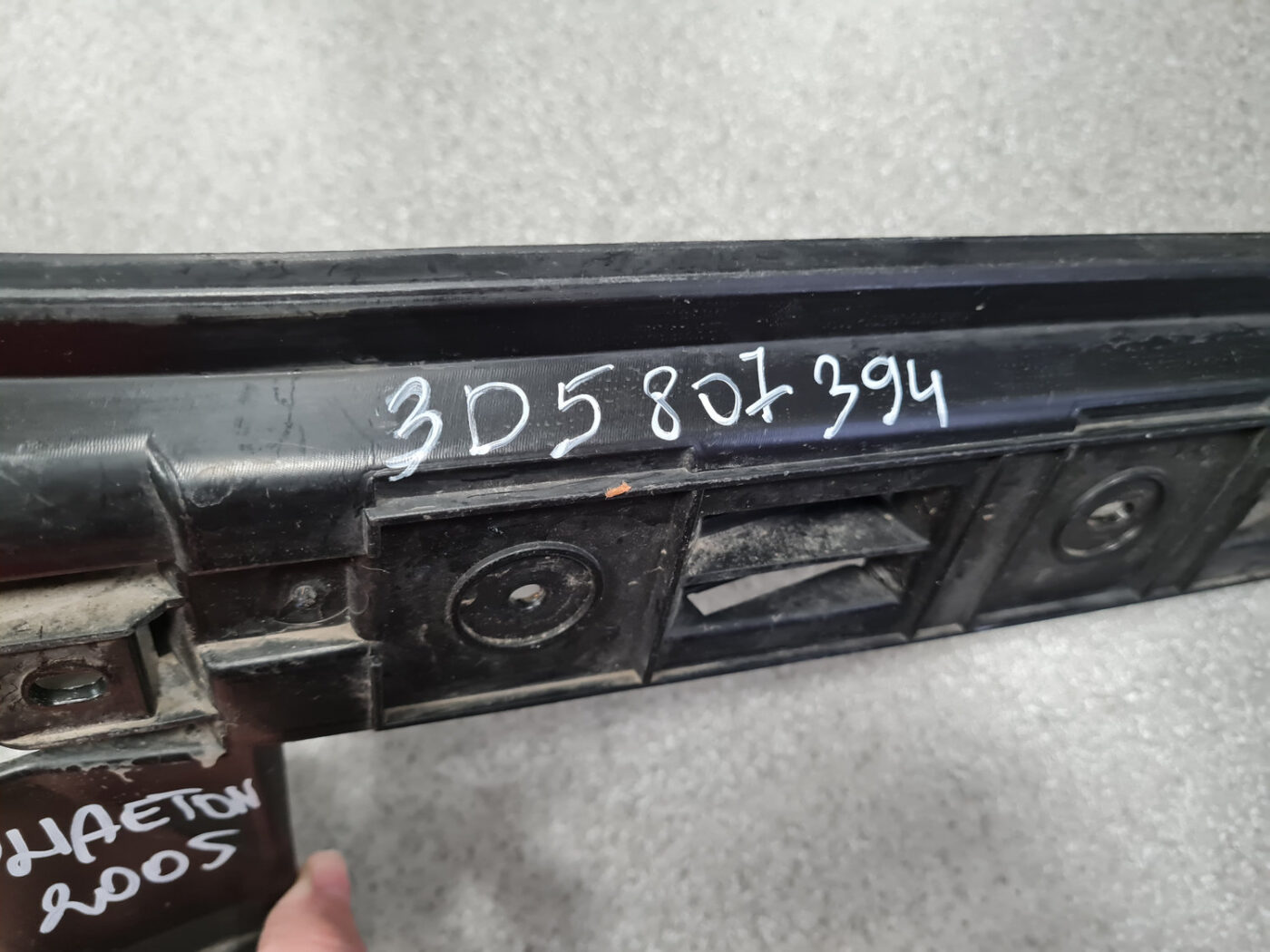 Aizmugurējā spārna un bufera stiprinājums priekš VW PHAETON 2005