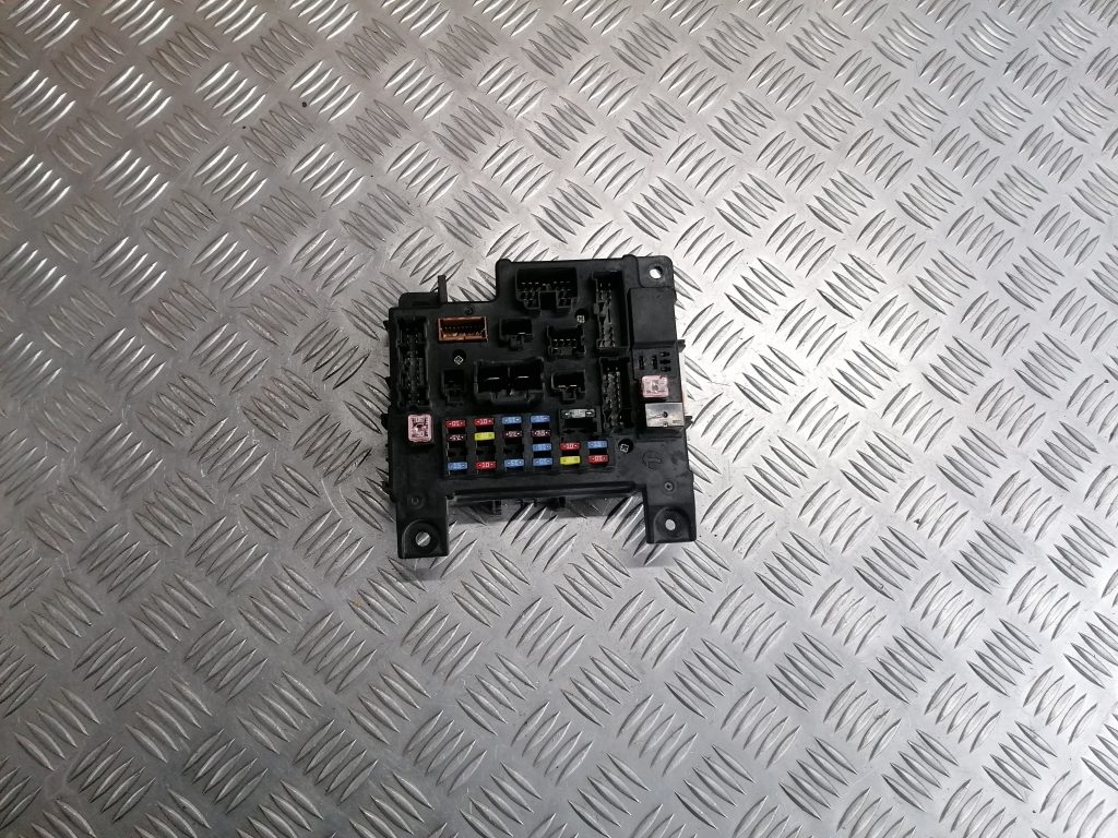 Drošinātāju relejas kaste priekš CITROEN C-CROSSER 2009