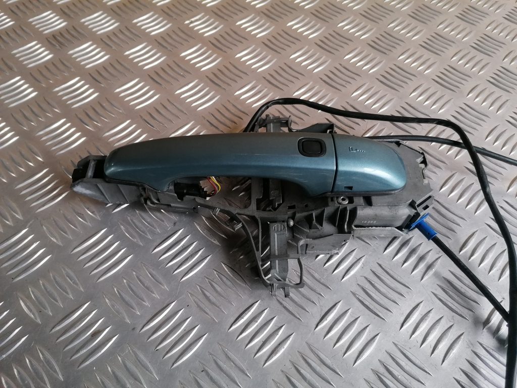 Priekšējāis kreisais durvju rokturis priekš VOLVO C30 2008 TURQUOISE 3 Priekšējāis kreisais durvju rokturis priekš VOLVO C30 2008 TURQUOISE