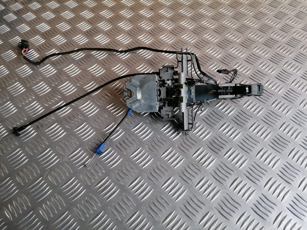 Priekšējāis kreisais durvju rokturis priekš VOLVO C30 2008 TURQUOISE 4 Priekšējāis kreisais durvju rokturis priekš VOLVO C30 2008 TURQUOISE