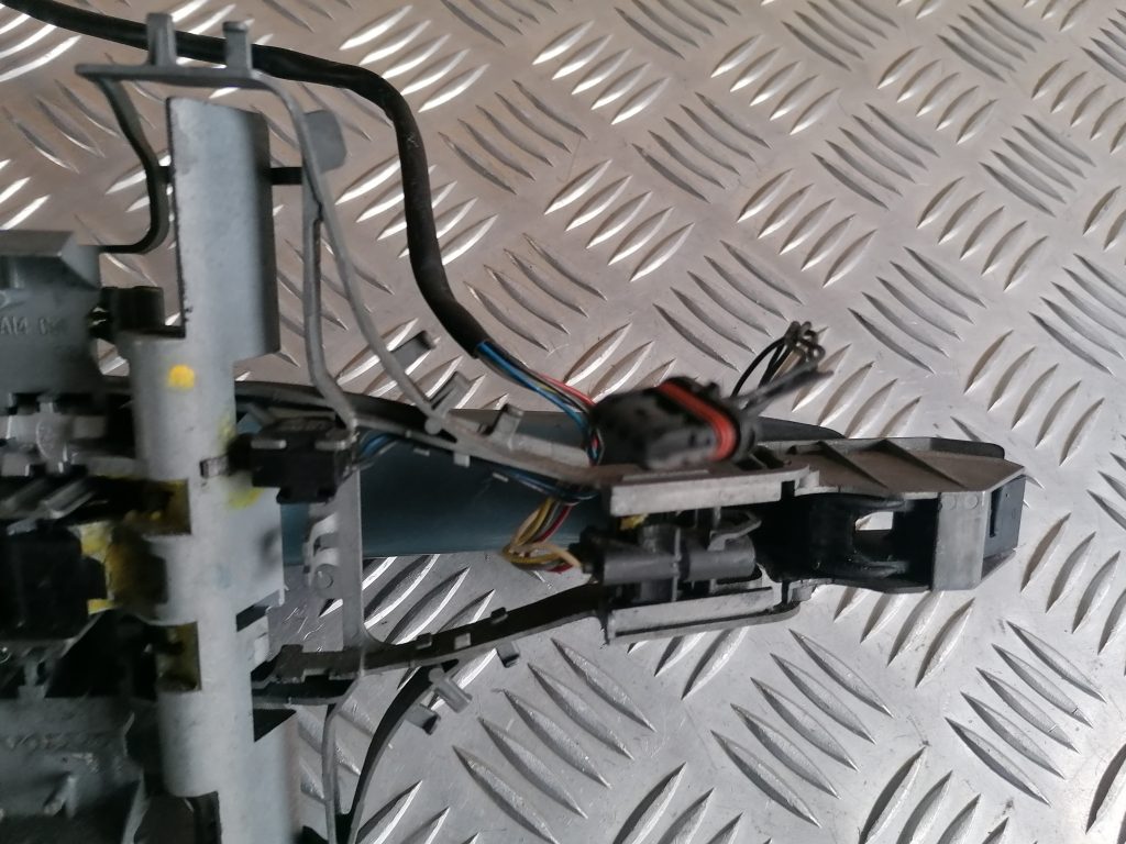 Priekšējāis kreisais durvju rokturis priekš VOLVO C30 2008 TURQUOISE 6 Priekšējāis kreisais durvju rokturis priekš VOLVO C30 2008 TURQUOISE