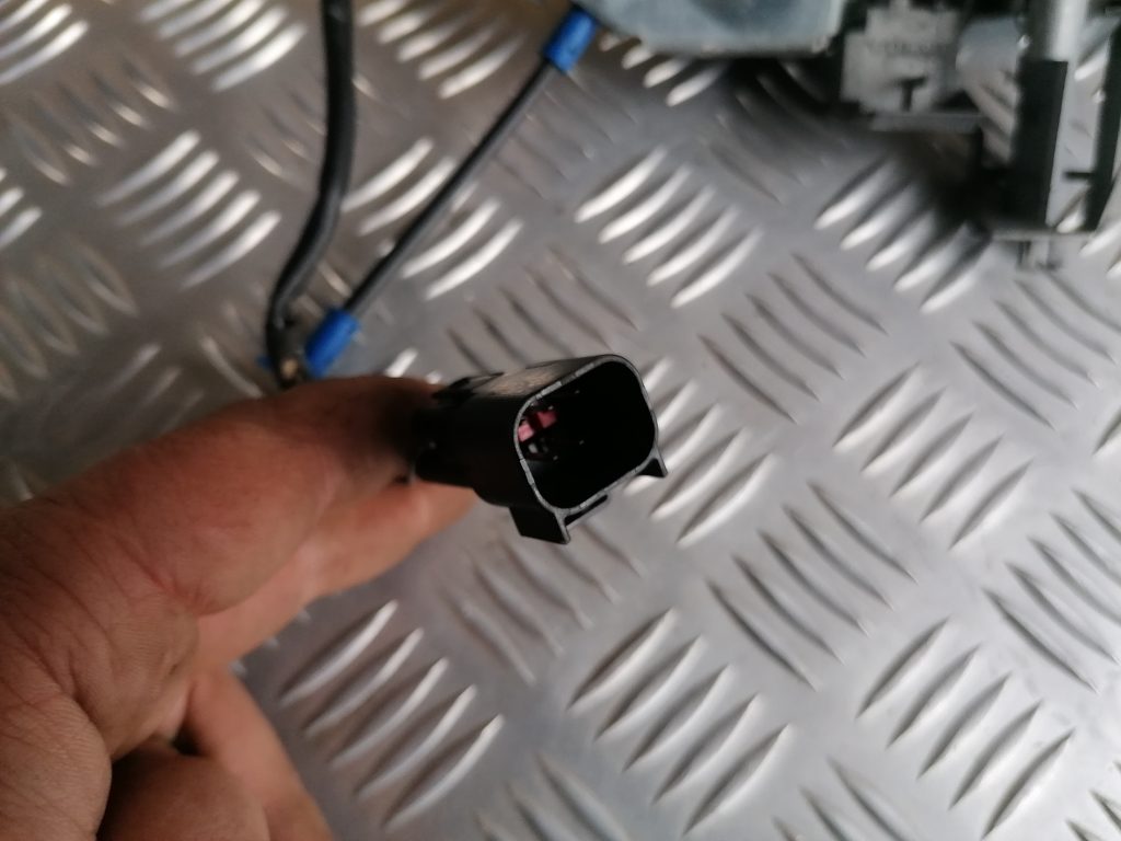 Priekšējāis kreisais durvju rokturis priekš VOLVO C30 2008 TURQUOISE 7 Priekšējāis kreisais durvju rokturis priekš VOLVO C30 2008 TURQUOISE