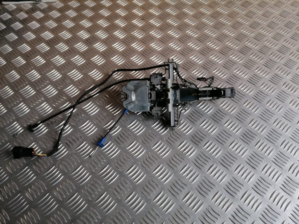 Priekšējāis kreisais durvju rokturis priekš VOLVO C30 2008 TURQUOISE 8 Priekšējāis kreisais durvju rokturis priekš VOLVO C30 2008 TURQUOISE