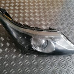 Priekšējais labais lukturis priekš TOYOTA AVENSIS 2012