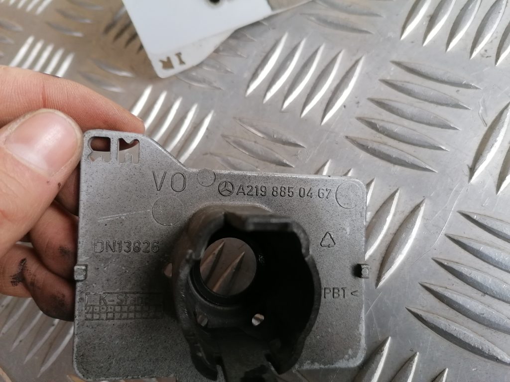 Parkošanās devēja stiprinājums priekš Mercedes-Benz CLS 2003-2011 A2198850467 2 Parkošanās devēja stiprinājums priekš Mercedes-Benz CLS 2003-2011 A2198850467