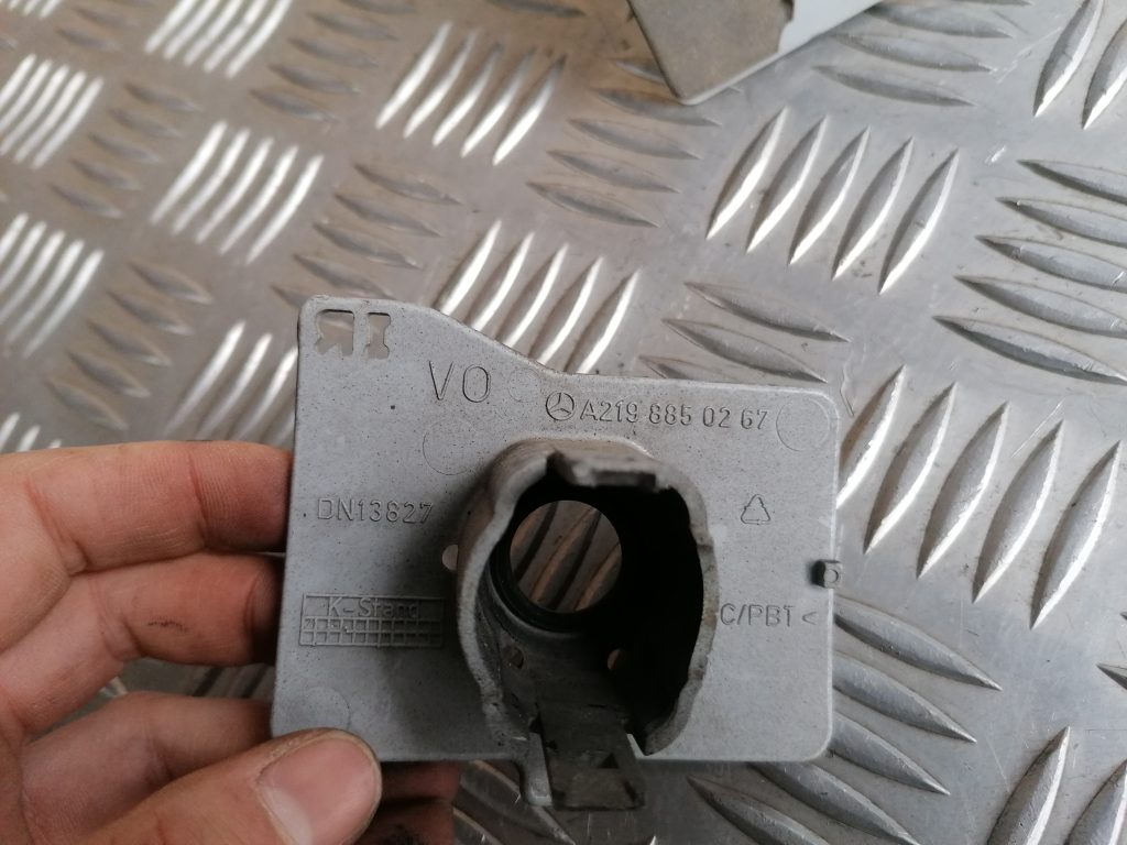 Parkošanās devēja stiprinājums priekš Mercedes-Benz CLS 2003-2011 A2198850467 4 Parkošanās devēja stiprinājums priekš Mercedes-Benz CLS 2003-2011 A2198850467