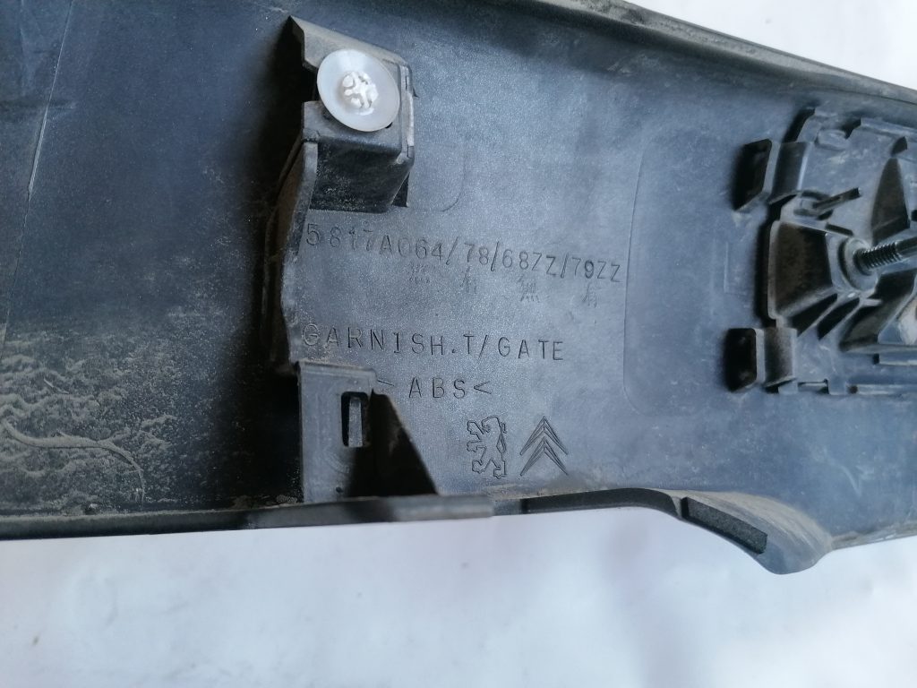 Bagāžnieka vaka uzlika priekš CITROEN C-CROSSER 2009 4 Bagāžnieka vaka uzlika priekš CITROEN C-CROSSER 2009