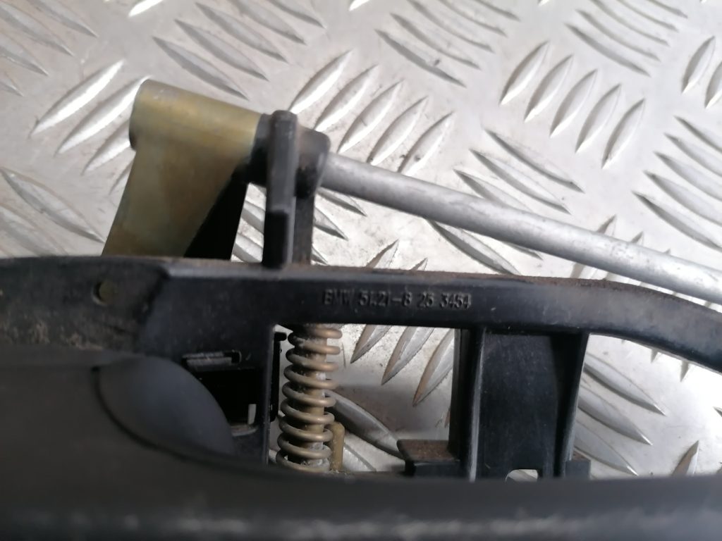 Priekšējāis labais durvju rokturis priekš BMW 320D E46 2004 TOURING