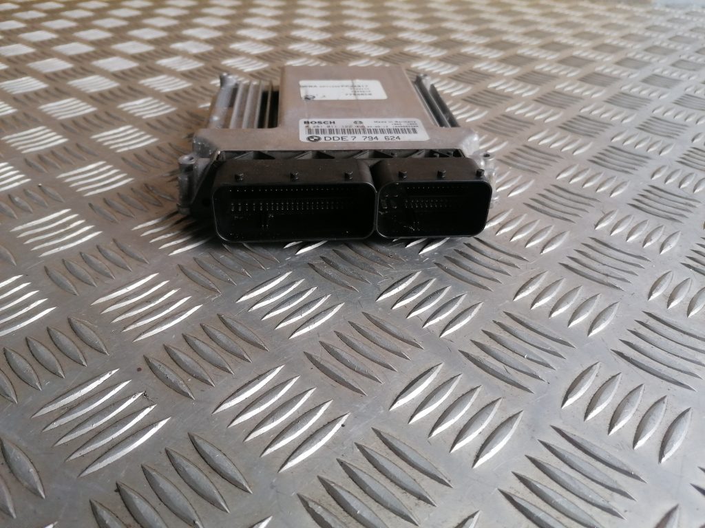 Dzinēja vadības bloks priekš BMW 320D E46 2004 TOURING 3 Dzinēja vadības bloks priekš BMW 320D E46 2004 TOURING