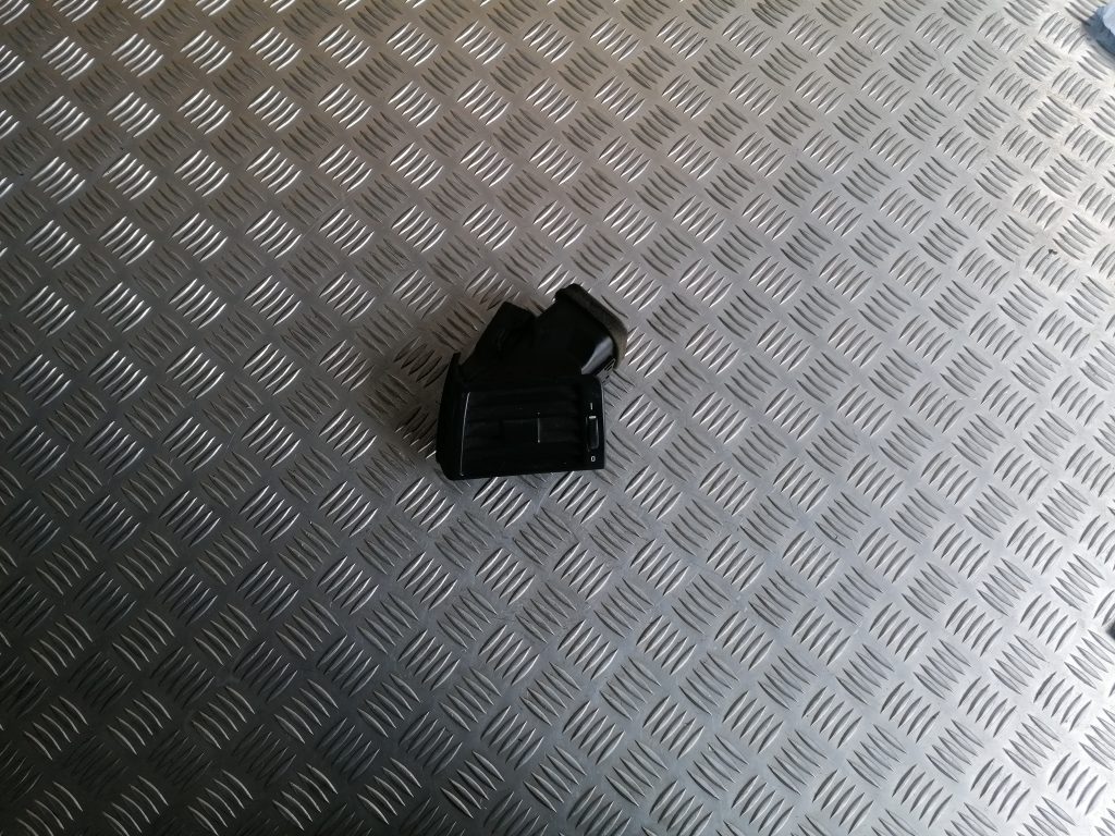 Ieplūdes gaisa deflektors, pa kreisi priekš BMW 320D E46 2004 TOURING 1 Ieplūdes gaisa deflektors, pa kreisi priekš BMW 320D E46 2004 TOURING