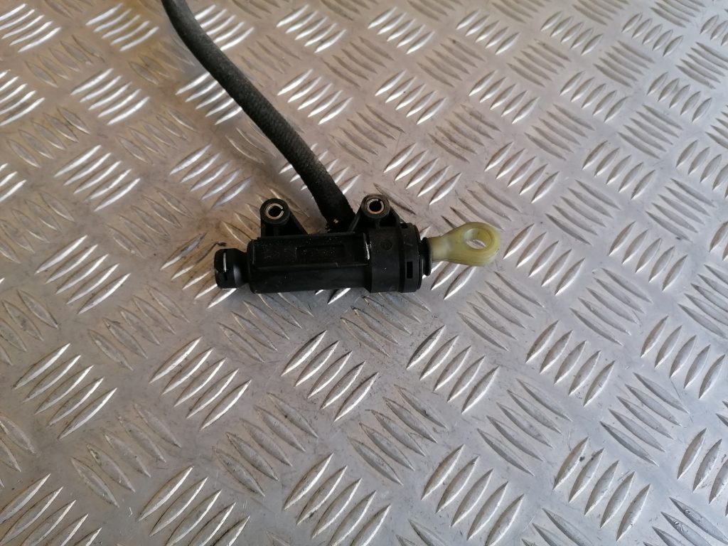 Sajūga galvenais cilindrs priekš BMW 320D E46 2004 TOURING 2 Sajūga galvenais cilindrs priekš BMW 320D E46 2004 TOURING