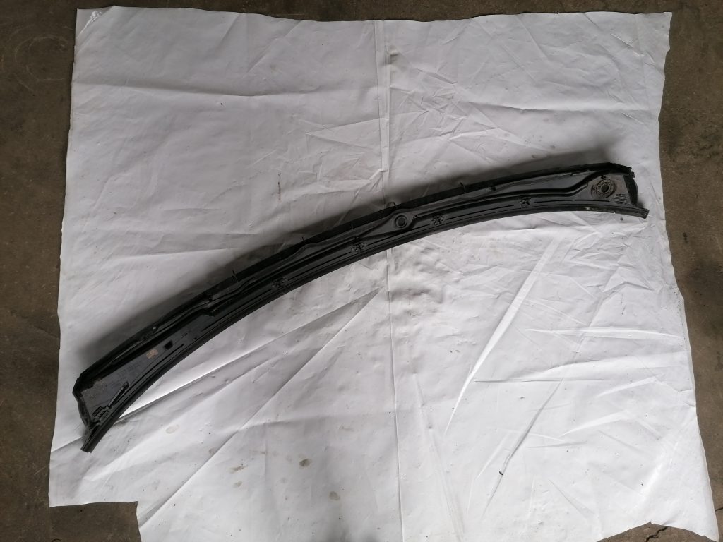 Vējstikla uzlikas (deflektora) režģis priekš BMW 320D E46 2004 TOURING