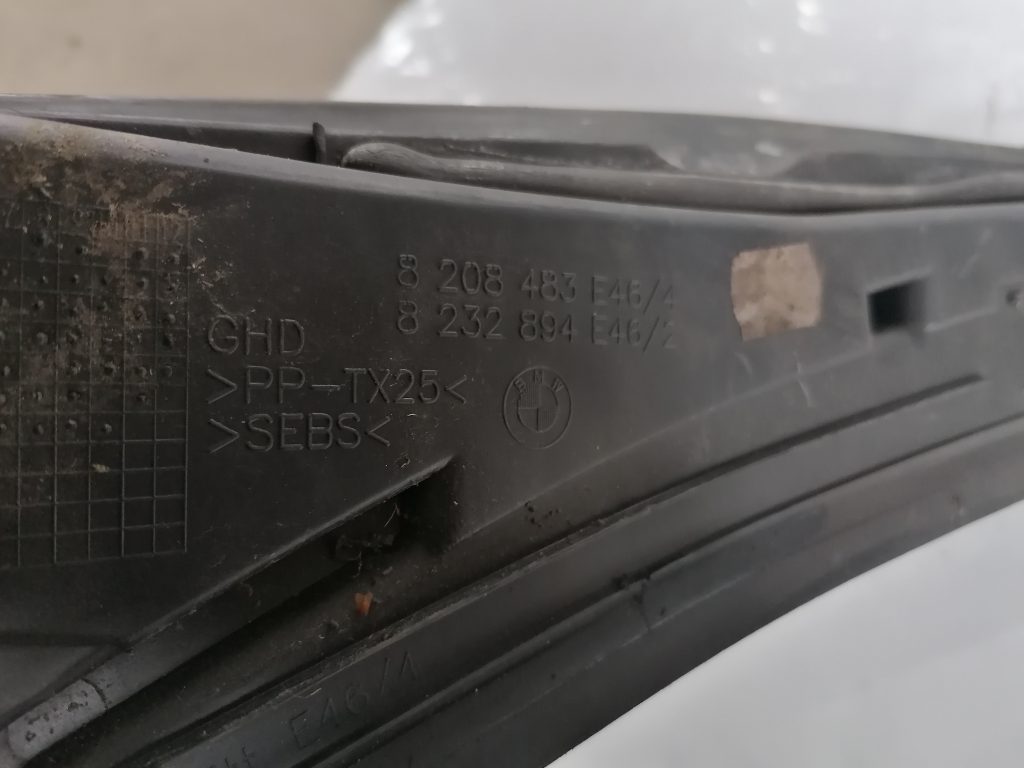 Vējstikla uzlikas (deflektora) režģis priekš BMW 320D E46 2004 TOURING