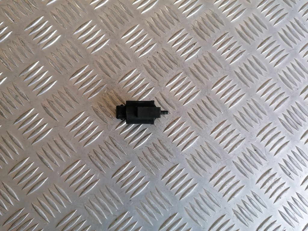 Izplūdes solenoīda vārsts priekš VOLVO XC70 2007 3 Izplūdes solenoīda vārsts priekš VOLVO XC70 2007