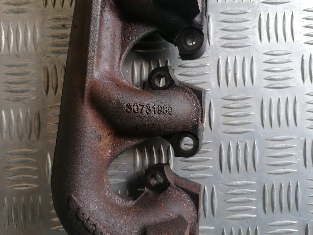 Izplūdes kolektors priekš VOLVO XC70 2007 3 Izplūdes kolektors priekš VOLVO XC70 2007