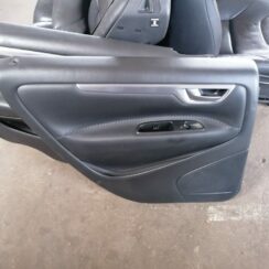 Aizmugurējo kreiso durvju apdare priekš VOLVO XC70 2007