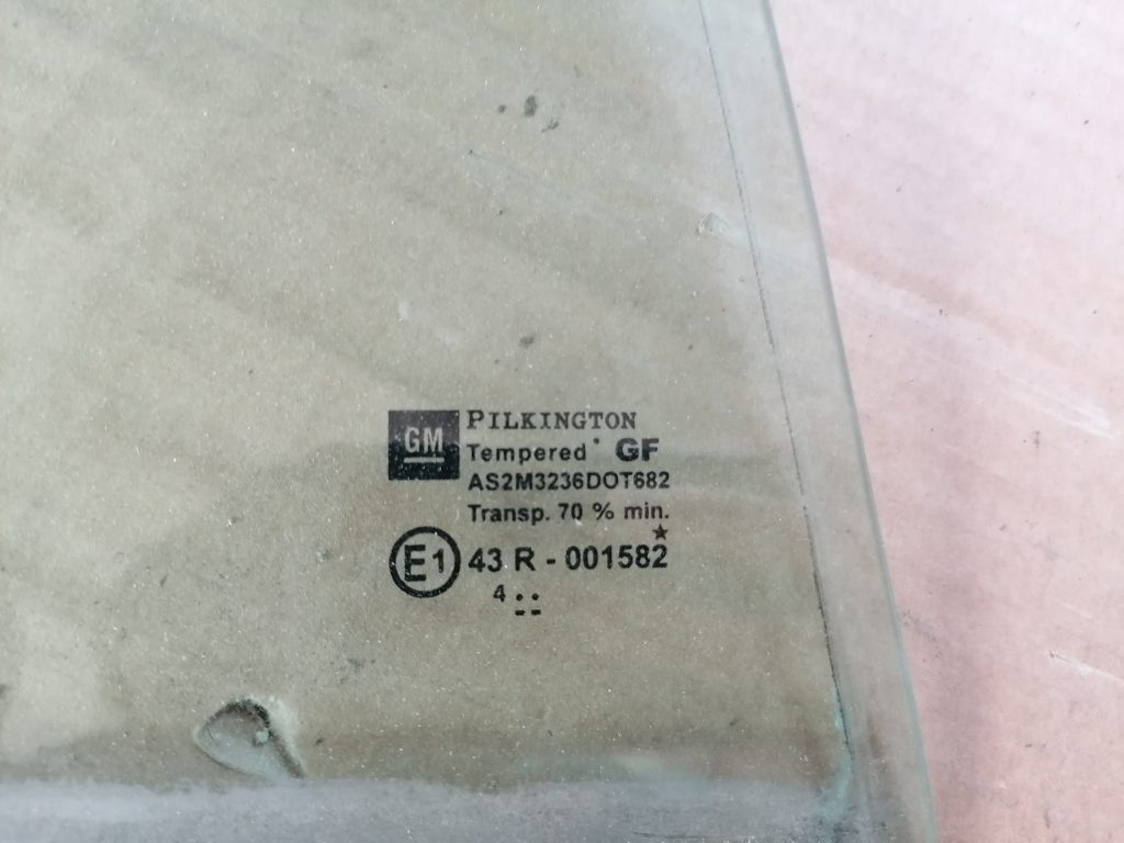 Labo durvju stūra stikls priekš OPEL ASTRA H 2005