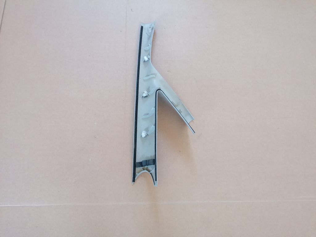 Priekšējas salona statnes apdare priekš OPEL ZAFIRA 2004