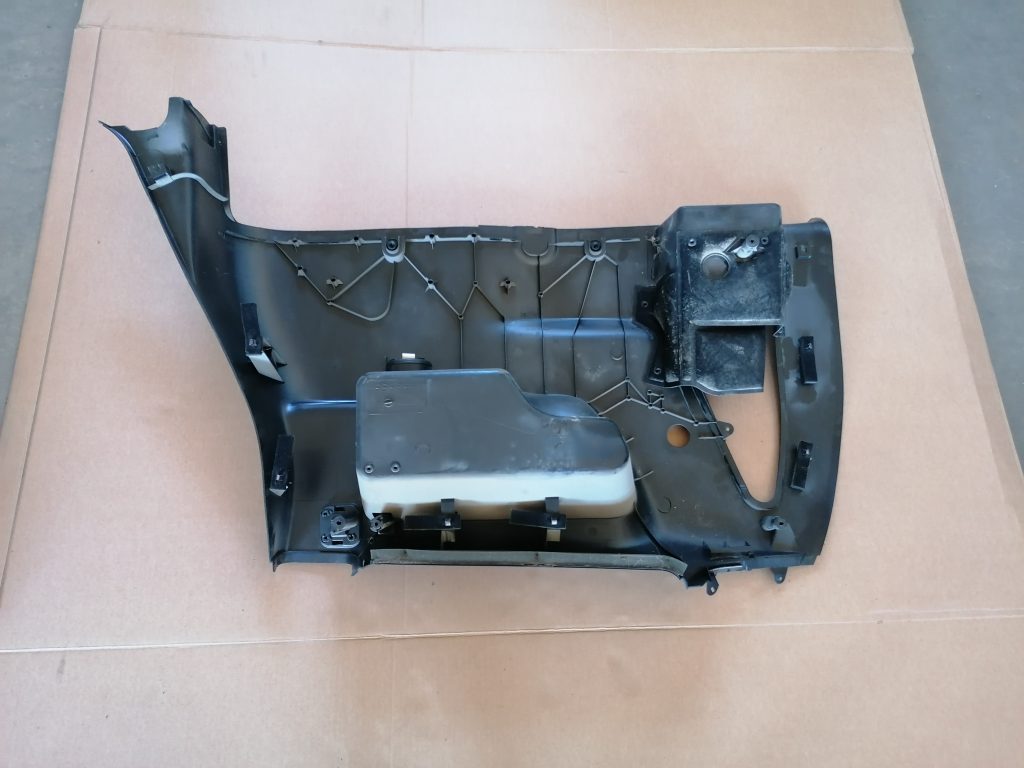 Bagāžnieka nodalījuma sānu apdare priekš OPEL ZAFIRA 2004 2 Bagāžnieka nodalījuma sānu apdare priekš OPEL ZAFIRA 2004