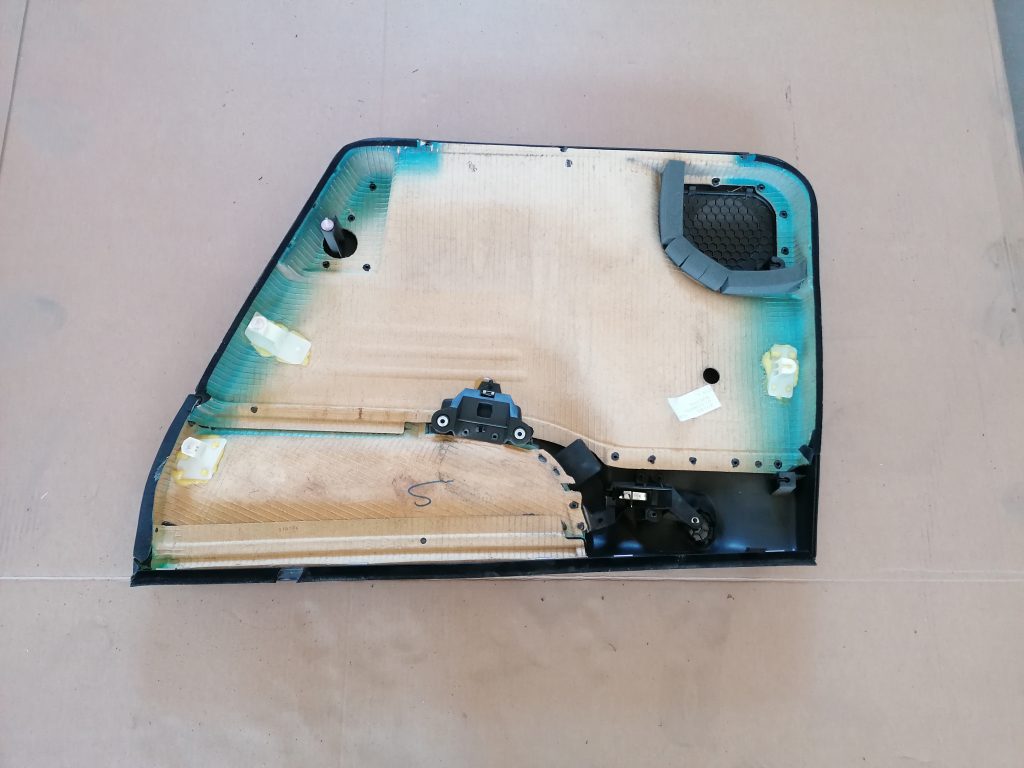 Aizmugurējo kreiso durvju apdare priekš OPEL ZAFIRA 2004 2 Aizmugurējo kreiso durvju apdare priekš OPEL ZAFIRA 2004