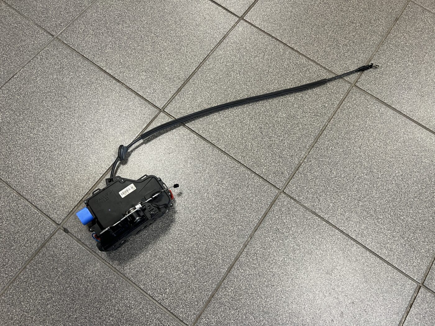 Aizmugurējo kreiso durvju slēdzene priekš VW TOURAN 2005 1 Aizmugurējo kreiso durvju slēdzene priekš VW TOURAN 2005