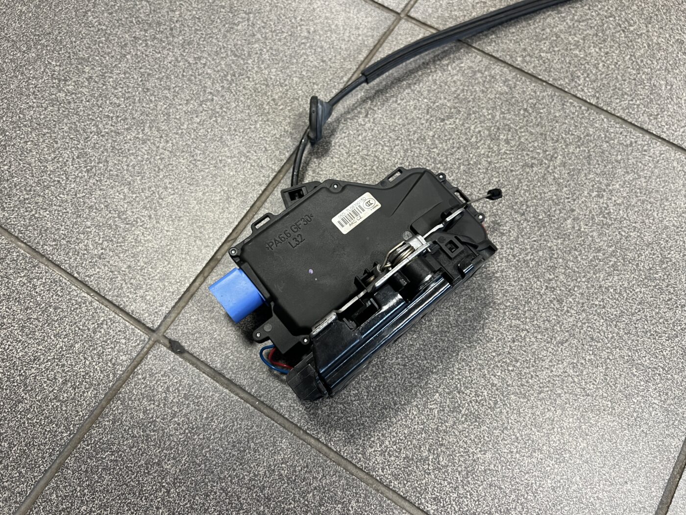 Aizmugurējo kreiso durvju slēdzene priekš VW TOURAN 2005 6 Aizmugurējo kreiso durvju slēdzene priekš VW TOURAN 2005